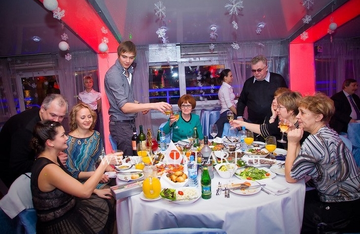 Новый год 2022 на теплоходе-ресторане «Loft Boat» с развлекательной программой, ведущим и ужином - вид 7
